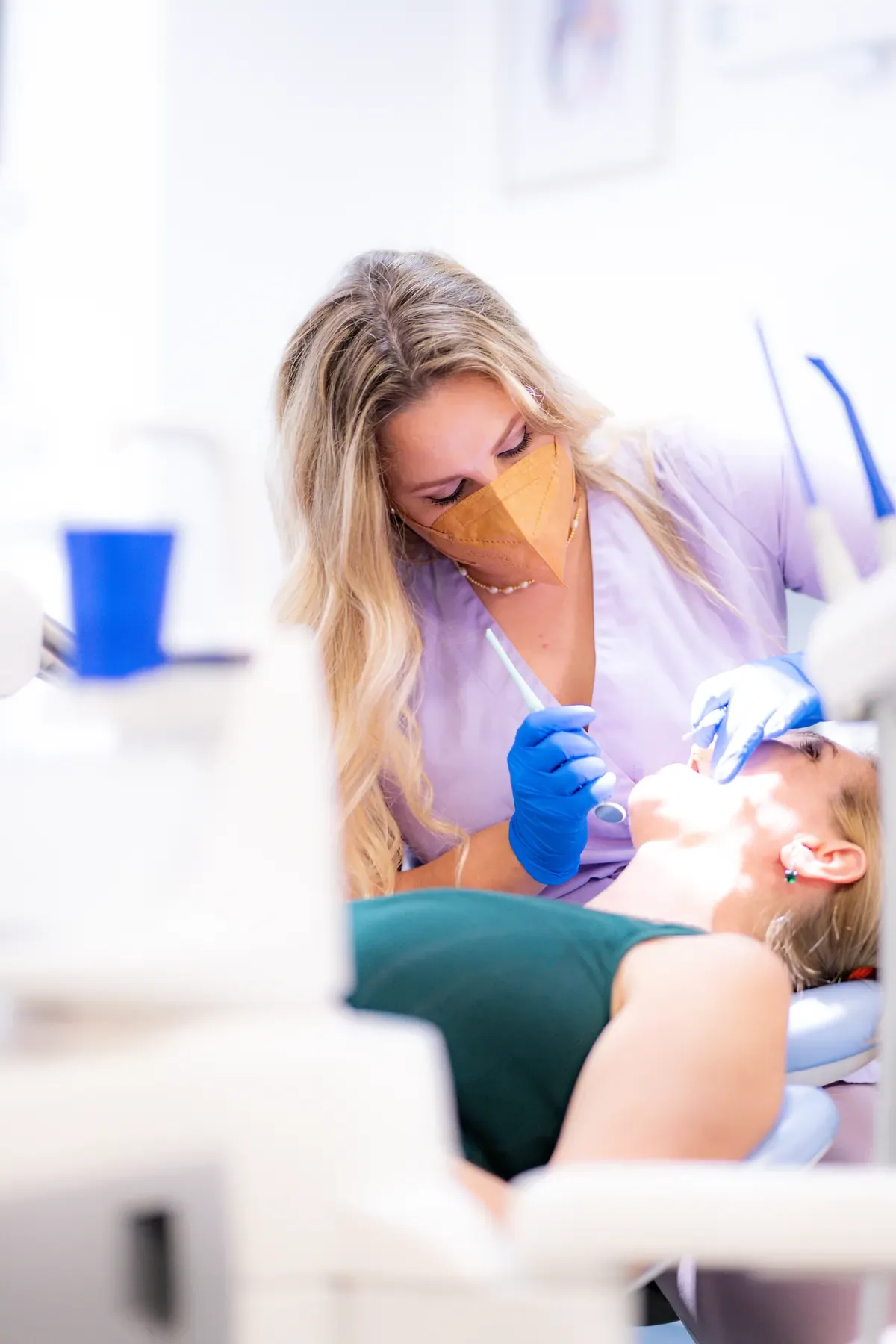 Lekár počas záchovného ošetrenia zuba